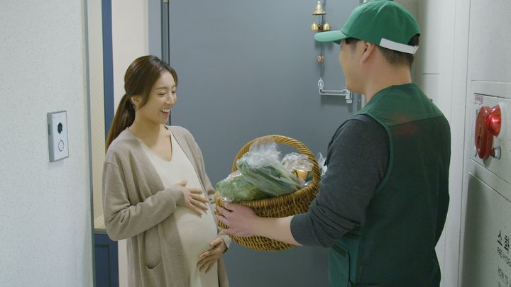 친환경 농산물 꾸러미 건네받는 임산부. (사진=전남도 제공) *재판매 및 DB 금지