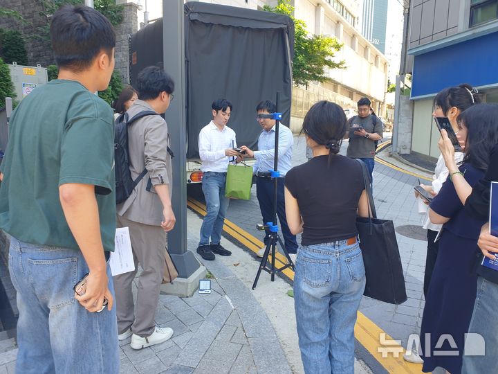 [서울=뉴시스]한국방송통신전파진흥원(KCA)은 한국전력공사와 공동으로 지난 4~5일 서울 소재 변전소와 공공시설에서 전자파 시민참여단과 함께 전자파 측정 현장 참여회를 개최했다고 9일 밝혔다. (사진=KCA 제공)
