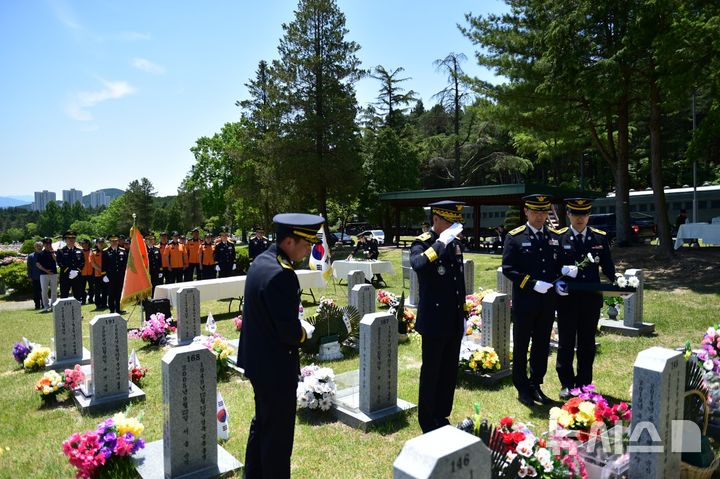 [서울=뉴시스] 지난 6월 5일 김수환 중앙119구조본부장과 동료들이 국립 대전현충원을 찾아 소속 순직 소방인 7인의 모역에서 참배하고 있다. (사진=중앙119구조본부 제공) 2025.6.19 photo@newsis.com