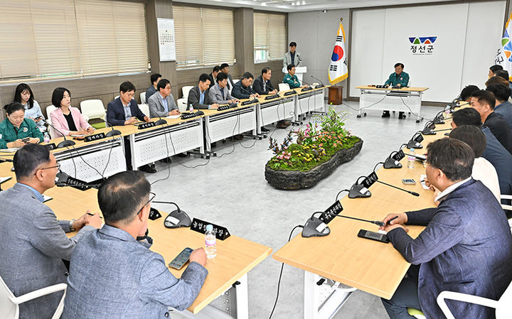 [정선=뉴시스] 지난 5일 정선군청 소회의실에서 열린 간부회의. (사진=정선군 제공) 2025.06.09. photo@newsis.com *재판매 및 DB 금지