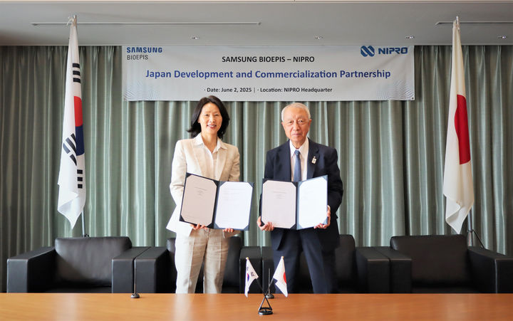 [서울=뉴시스] 김경아 삼성바이오에피스 사장(왼쪽)과 사노 요시히코 니프로 코퍼레이션 사장(오른쪽)이 파트너십 계약을 체결하고 기념 사진을 촬영하고 있다. (사진=삼성바이오에피스 제공) 2025.06.09. photo@newsis.com *재판매 및 DB 금지