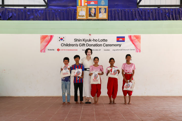 [서울=뉴시스] 롯데장학재단이 캄보디아 프놈펜에 위치한 '코 노레아 소아과(KOH NOREA PEDIATRIC CLINIC)'에서 현지 주민과 소외계층 아동을 대상으로 제1회 신격호 롯데 캄보디아 의료봉사를 진행했다고 9일 밝혔다. (사진=롯데재단 제공) *재판매 및 DB 금지