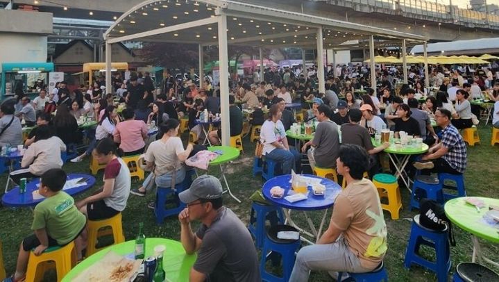 [춪천=뉴시스] 9일 춘천시는 올해부터 ‘꼬꼬야시장’에서 ‘춘풍야장’으로 명칭을 변경한 풍물야시장이 이날 오후 6시 개장식을 시작으로, 장날인 2일과 7일,일요일을 제외한 매일 저녁 열린다 고 밝혔다. 춘천시 제공.&nbsp; *재판매 및 DB 금지