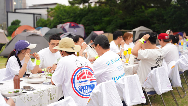 '오세득 셰프와 함께하는 비양도 오디 밥상 다이닝 캠프'에서 식사하는 캠퍼들 *재판매 및 DB 금지