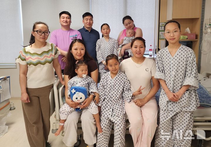 [부천=뉴시스] 정일형 기자 = 부천세종병원에서 의료나눔을 통해 치료받은 몽골 국적 심장병 환아들이 회복 후 병동에서 보호자와 함께 기념 촬영하고 있다. (사진=부천세종병원 제공)