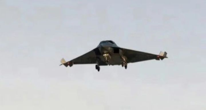 [서울=뉴시스]중국이 개발 중인 6세대 전투기로 추정되는 전투기의 새로운 사진이 공개되면서 해당 기체의 성능과 역할에 대한 전문가들의 평가가 잇따르고 있다. 소셜미디어에서 확산되는 6세대기 J-36으로 추정되는 기체의 모습.<사진출처: 웨이보> 2025.06.09 