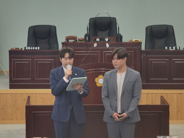 [대구=뉴시스] 이상제 기자 = 9일 대구시 남구의회 본회의장에서 더불어민주당 소속 구의원들이 음주운전 방조 혐의를 받는 대구 남구의회 정재목(국민의힘) 구의원 자진 사퇴를 촉구하는 기자회견을 하고 있다. 2025.06.09. photo@newsis.com *재판매 및 DB 금지