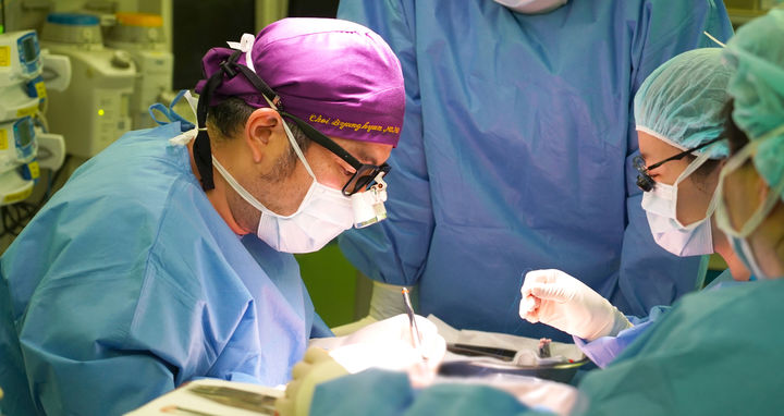 [양산=뉴시스] 양산부산대병원 외과 최병현 교수가 신장이식 400례 수술을 하고 있다. (사진=양산부산대병원 제공) 2025.06.09. photo@newsis.com *재판매 및 DB 금지