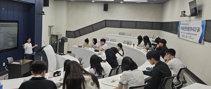 [대전=뉴시스] 배재대학교 고교생 대상 식품안전관리인증기준(HACCP) 실무 교육 모습. (사진=배재대 제공) 2025.06.09. photo@newsis.com *재판매 및 DB 금지