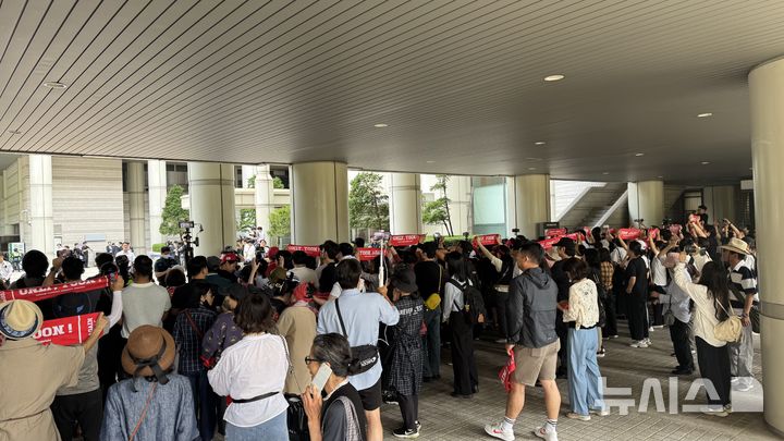 [서울=뉴시스] 김지윤 인턴기자=9일 오전 서울 서초구 서울중앙지방법원 서관 앞에서 윤석열 전 대통령의 6차 공판을 앞두고 지지자들이 ‘윤 어게인’이 적힌 플래카드와 티셔츠를 착용한 채 구호를 외치고 있다. 2025.06.09