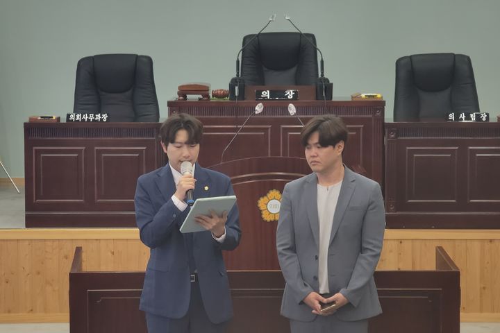 [대구=뉴시스] 이상제 기자 = 9일 대구시 남구의회 본회의장에서 더불어민주당 소속 구의원들이 음주운전 방조 혐의를 받는 대구 남구의회 정재목(국민의힘) 구의원 자진 사퇴를 촉구하는 기자회견을 하고 있다. 2025.06.09. photo@newsis.com *재판매 및 DB 금지