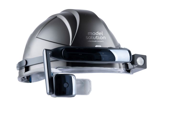 [서울=뉴시스] 한국앤컴퍼니그룹 계열사 모델솔루션이 지난해 출시한 산업용 AR 디바이스 모습. (사진=모델솔루션 제공) 2025.06.09 photo@newsis.com *재판매 및 DB 금지