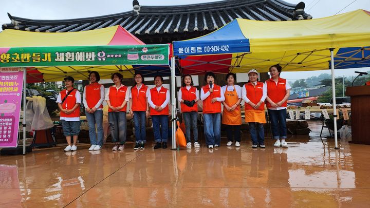 [당진=뉴시스] 지난해 충남 당진 면천읍성 조종관에서 진행된 면천두레맘 프리마켓에 참여한 면천두레맘 회원들이 인사말을 하고 있다. (사진=당진시 제공) 2025.06.09. photo@newsis.com *재판매 및 DB 금지