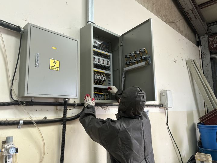 [세종=뉴시스]축사 내 전기 설비 점검 사진. (사진=농촌진흥청 제공) *재판매 및 DB 금지