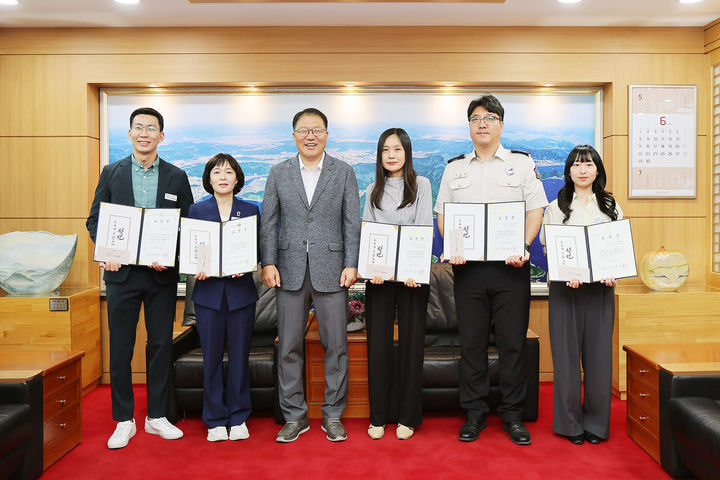 [창원=뉴시스] 강경국 기자 = 장금용 경남 창원시장 권한대행(왼쪽 세 번째)이 9일 이달의 우수공무원 표창 수상자들과 기념촬영을 하고 있다. (사진=창원시청 제공). 2025.06.09. photo@newsis.com *재판매 및 DB 금지