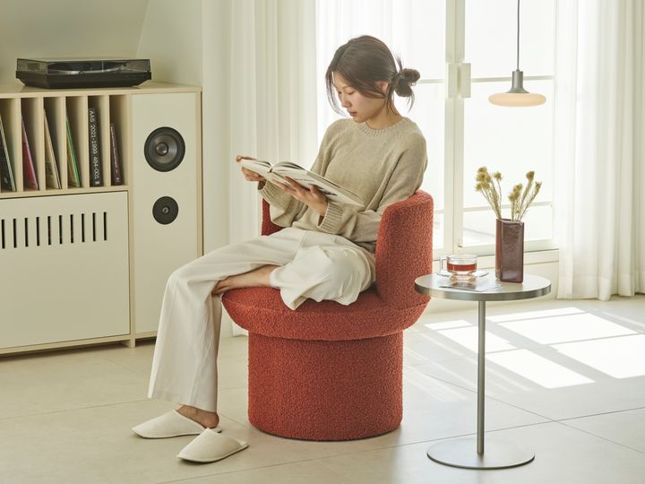 [서울=뉴시스]도도 부클 패브릭 암체어.(사진=한샘 제공) 2025.06.09. photo@newsis.com *재판매 및 DB 금지