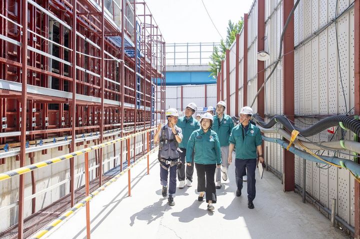 [서울=뉴시스] 박희영 용산구청장(가운데)이 지난 5일 이촌 현대아파트 리모델링 공사장을 방문해 현장 안전점검을 실시 중이다. 2025.06.09. (사진=용산구 제공) *재판매 및 DB 금지