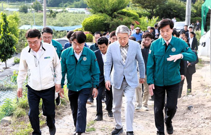[밀양=뉴시스] 강호동 농협중앙회장과 이성수 조합장, 등 관련자들이 산내면 우박피해 농가를 방문해 피해 현황을 살피고 있다. (사진=밀양농협 제공) 2025.06.09. photo@newsis.com *재판매 및 DB 금지