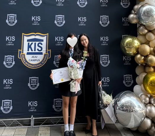 [서울=뉴시스] 박지윤(오른쪽)과 딸의 모습. (사진=박지윤 인스타그램 캡처) 2025.06.09. photo@newsis.com&nbsp; *재판매 및 DB 금지