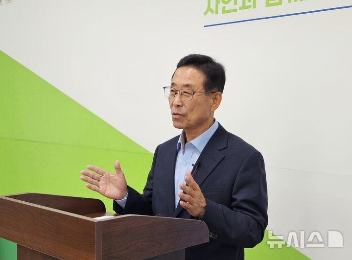 [괴산=뉴시스] 안성수 기자 = 9일 충북 괴산군청 브리핑실에서 이차영 전 괴산군수가 기자회견을 열어 현 군정의 빨간맛페스티벌 등을 비판하며 전시행정 쇄신을 촉구하고 있다. 2025.6.9. hugahn@newsis.com