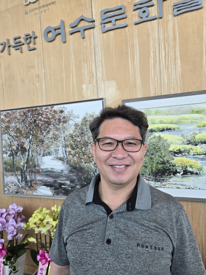 [여수=뉴시스] 김석훈 기자 = 9일 여수시청 여수문화홀에서 서정수 자원시설과장이 30여년 공직 기간 그린 한국화 40여점을 공개하는 전시회를 열고 있다. 2025.06.09. kim@newsis.com *재판매 및 DB 금지