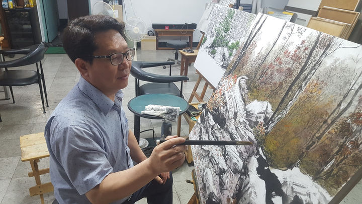 [여수=뉴시스] 한국화 그리는 여수시청 서정수 자원시설과장. (사진=여수시 제공) 2025.06.09. photo@newsis.com *재판매 및 DB 금지