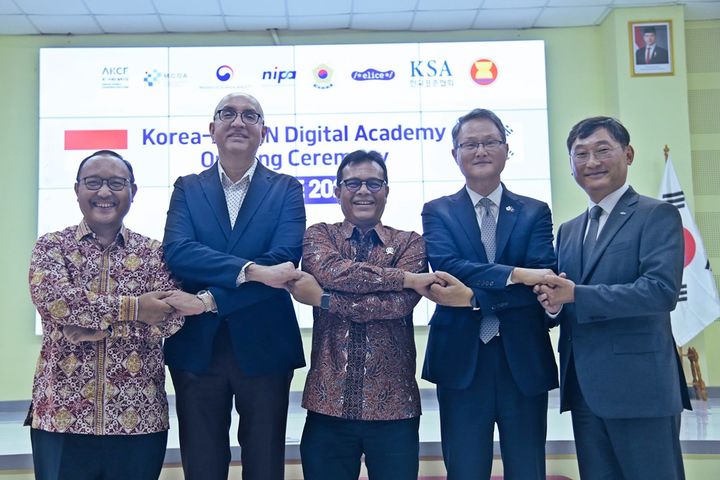 [서울=뉴시스] (왼쪽부터) 김득중 정보통신산업진흥원 부원장, 이장근 주아세안 대한민국대표부 대사, 네자르 파트리아(Nezar Patria) 인도네시아 통신디지털부 차관, 삿빈더 싱(Satvinder Singh) 아세안사무국 사무차장, Boni Pudjianto 통신디지털부 인력개발청 청장. (사진=정보통신산업진흥원 제공) *재판매 및 DB 금지