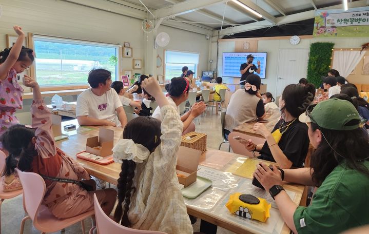 [창원=뉴시스] 강경국 기자 = 경남 창원시 농촌체험 크라우드펀딩 행사인 '꿈드랑 농장'이 지난 6일 꿈드랑 꽃벵이 농장에서 진행되고 있다. (사진=창원시청 제공). 2025.06.09. photo@newsis.com *재판매 및 DB 금지