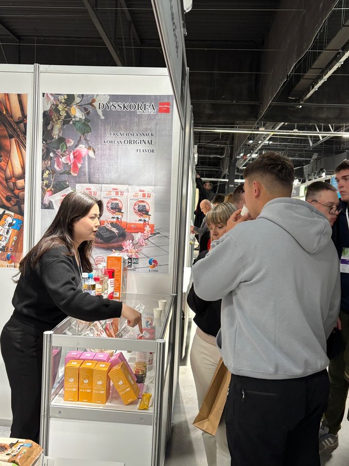 [인천=뉴시스] 인하대 GTEP 사업단 학생들이 바르샤바 푸드 엑스포 2025에서 식품 소개 등을 하고 있다. (사진=인하대 제공) 2025.06.09. photo@newsis.com&nbsp; *재판매 및 DB 금지