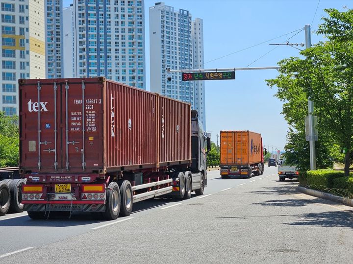 [창원=뉴시스] 강경국 기자 = 교통 혼잡과 주민 불편이 지속적으로 제기된  경남 창원시 진해구 신항북로 일대에 불법 주정차 무인 단속 카메라(CCTV)가 설치돼 7월1일부터 단속에 들어간다. (사진=창원시청 제공). 2025.06.09. photo@newsis.com *재판매 및 DB 금지