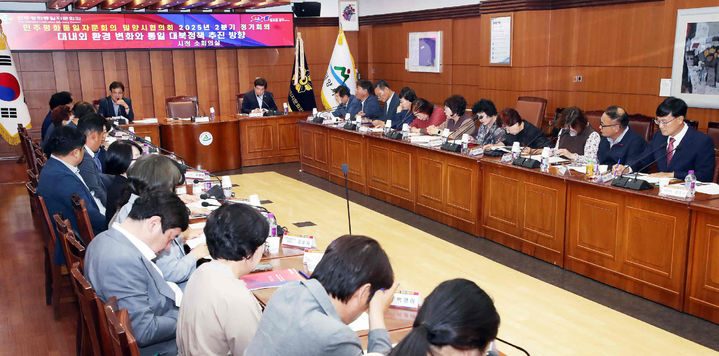 [밀양=뉴시스] 민주평화통일자문회의 밀양시협의회 2025년 2분기 정기회의를 하고 있다. (사진=밀양시 제공) 2025.06.09. photo@newsis.com *재판매 및 DB 금지