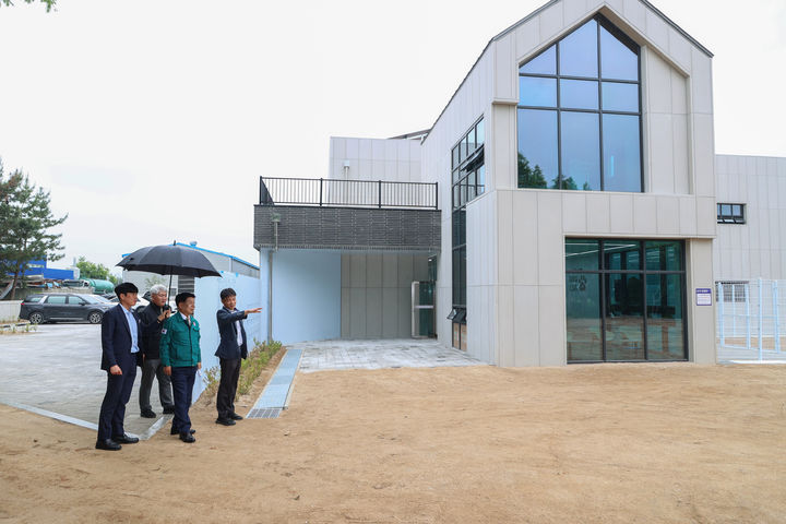 [고성=뉴시스] 이상근 고성군수가 최근 고성읍 소재 동물보호센터 건립 현장을 방문하고 추진상황을 점검하고 있다. (사진=고성군 제공) 2025.06.09. photo@newsis.com *재판매 및 DB 금지