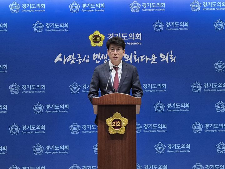 [수원=뉴시스] 이병희 기자 = 경기도의회 김민호(국민의힘·양주2) 의원이 언론탄압, 직원 성희롱 등 당내 비위를 방관하는 국민의힘 대표단을 비판하는 기자회견을 하고 있다. 2025.06.09. iambh@newsis.com *재판매 및 DB 금지