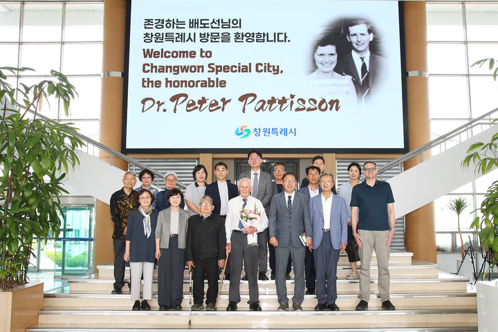 [창원=뉴시스] 강경국 기자 = 피터 패티슨 박사가 9일 경남 창원시청을 방문해 기념촬영을 하고 있다. (사진=창원시청 제공). 2025.06.09. photo@newsis.com *재판매 및 DB 금지