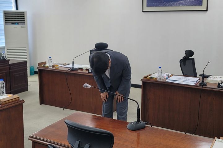[대구=뉴시스] 이상제 기자 = 음주운전 방조 혐의를 받는 대구 남구의회 정재목(국민의힘) 구의원이 공개 사과하고 있다. 2025.06.09. king@newsis.com *재판매 및 DB 금지