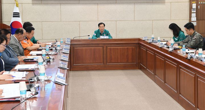 [창녕=뉴시스] 통합방위협의회에 참석한 유관기관 관계자들이 지역 안보 협력방안을 논의하고 있다. (사진= 창녕군 제공) 2025.06.09. photo@newsis.com *재판매 및 DB 금지