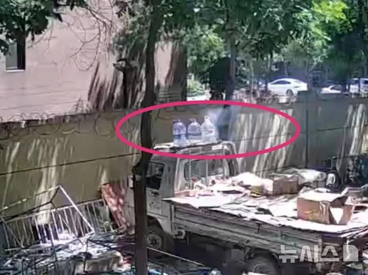 [뉴시스] 중국 베이징의 한 쓰레기 분리수거장에 주차된 트럭 위에 놓여있던 물통 3병에서 불씨가 피어오르는 모습이 CCTV 화면에 담겼다. (사진=광명망) 2025.06.08. 