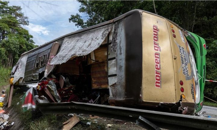 [서울=뉴시스] 9일 발생한 말레이시아 북부 페락주의 버스 사고 현장에 버스가 뒤집혀 있다.(출처: 베르나마통신) 2025.06.09. *재판매 및 DB 금지