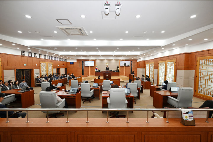 [울산=뉴시스] 구미현 기자 = 울산 중구의회는 9일 본회의장에서 제274회 중구의회 정례회 제1차 본회의를 열고 15일간의 의사일정에 돌입했다. 2025.06.09. (사진=울산 중구의회 제공) photo@newsis.com *재판매 및 DB 금지