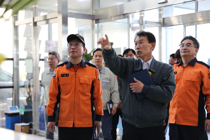 [홍성=뉴시스] 성호선 충남소방본부장이 리튬전지 관련 사업장에 대한 현장점검을 벌이고 있다. (사진=충남도소방본부 제공) 2025.06.09. photo@newsis.com *재판매 및 DB 금지