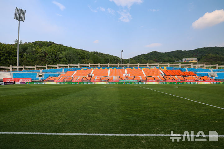 [서울=뉴시스] 프로축구 K리그1 강원FC의 안방인 춘천송암스포츠타운 전경. (사진=강원FC 제공) *재판매 및 DB 금지
