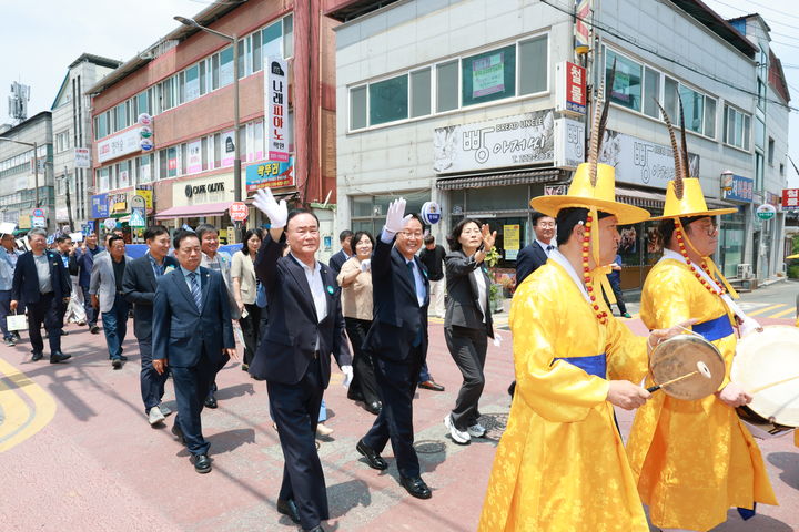 [완주=뉴시스] 전북 완주군이 9일 인구 10만 번째 주인공이 나온 이서면 행정복지센터에서 축하 행사를 열었다. 2025.06.09 *재판매 및 DB 금지