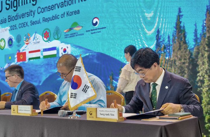  [서울=뉴시스] 심상택(오른쪽 첫번째) 한국수목원정원관리원 이사장이 9일 서울 코엑스에서 열린 제11차 세계식물원교육총회에서 국립수목원, 중앙아시아 9개 기관 등과 '중앙아시아 생물다양성 보전·수집·교육 등의 교류를 위한 업무협약'을 체결하고 있다. (사진=한국수목원정원관리원 제공) 2025.06.09. photo@newsis.com *재판매 및 DB 금지