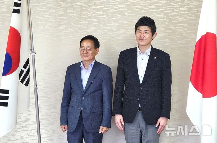[포항=뉴시스] 송종욱 기자 = 경북 포항시가 자매도시인 일본 마이즈루시와 정기 크루즈 운항과 카페리 노선 개설 등 물류·관광 교류 확대 방안을 모색했다. 사진은 지난 6일 손정호(왼쪽) 시 해양수산국장이 카모타 아키츠 마이즈루시장을 예방한 후 기념 촬영을 하고 있다. (사진=포항시 제공) 2025.06.09. photo@newsis.com