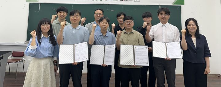 [대전=뉴시스] 대전대학교 고교·대학 연계 전략산업 인재 양성사업단' 발대식 기념촬영. (사진=대전대 제공) 2025.06.09. photo@newsis.com *재판매 및 DB 금지