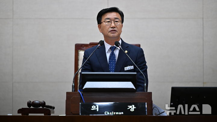 [완주=뉴시스] 유의식 완주군의회 의장이 제293회 제1차 정례회 제1차 본회의 개회를 알리고 있다. 2025.06.09 (사진= 완주군의회 제공) *재판매 및 DB 금지