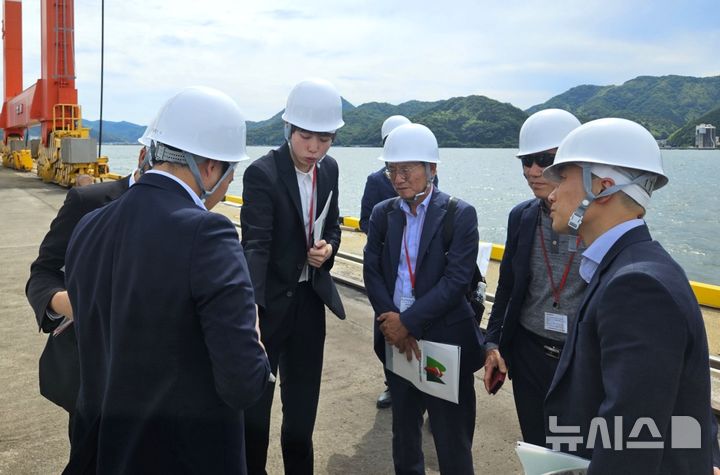 [포항=뉴시스] 송종욱 기자 = 경북 포항시가 자매도시인 일본 마이즈루시와 정기 크루즈 운항과 카페리 노선 개설 등 물류·관광 교류 확대 방안을 모색했다. 사진은 지난 6일 손정호(왼쪽) 시 해양수산국장이 마이즈루항의 운영 현황과 크루즈 입·출국장, CIQ(세관·출입국·검역) 시스템 등 마이즈루항의 시설을 살피는 모습. (사진=포항시 제공) 2025.06.09. photo@newsis.com