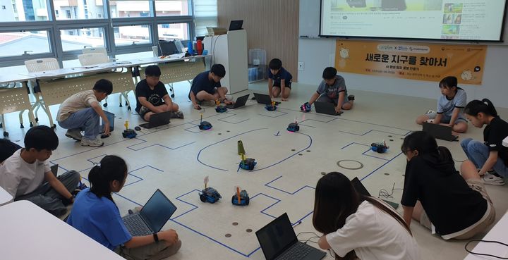 [광주=뉴시스] 광주 남구가 운영하는 '디지털 새싹 교육'에 참여하고 있는 학생들. (사진=광주 남구 제공). photo@newsis.com *재판매 및 DB 금지 *재판매 및 DB 금지