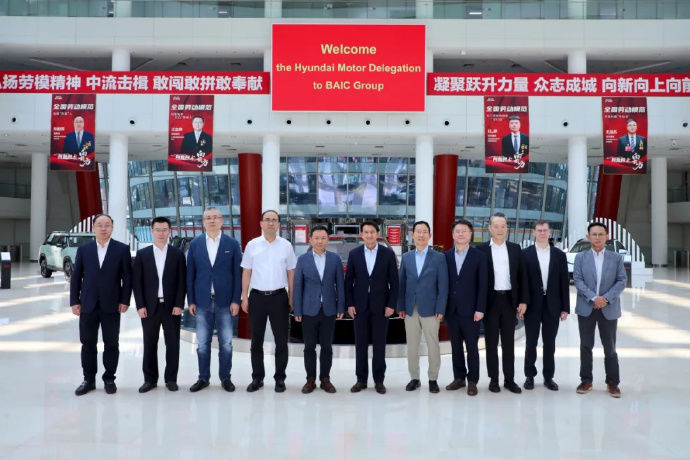 [서울=뉴시스] 지난달 28일 중국 베이징을 방문한 호세 무뇨스 현대차 대표이사 사장(왼쪽 여섯째)이 현지 사업 파트너인 베이징차 관계자와 만나 기념촬영을 하고 있다. (사진=베이징현대 SNS 갈무리) 2025.06.09 photo@newsis.com *재판매 및 DB 금지