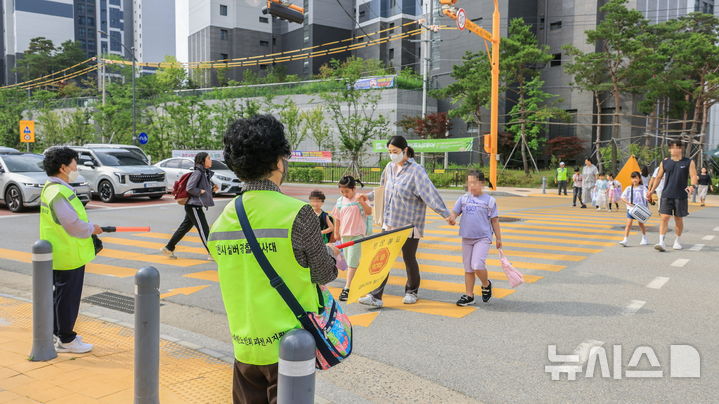 [과천=뉴시스] 교통안전 캠페인 현장. (사진=과천시 제공).2025.06.09.photo@newsis.com